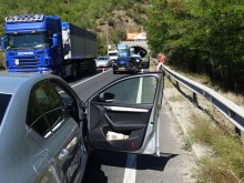 Два автомобила се удариха на Е-79 преди тунела край Железница