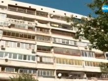 Среднощен екшън в жилищен блок! Мъж стреля и се барикадира в дома си