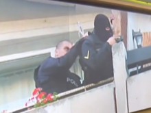 Психичноболен въоръжен мъж се барикадира в дома си! Близо 20 часа психолози преговаряха с него