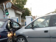 БМВ "пострада", след като Опел се заби в него