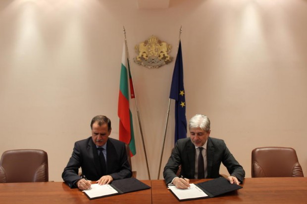 Министърът на околната среда и водите Нено Димов подписа договори