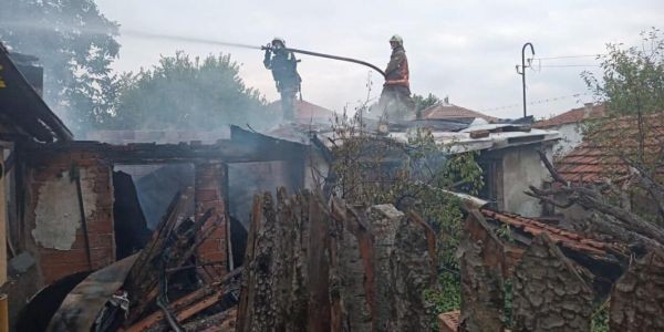 Пожар изпепели къща в близост до Асеновград, не е ясна съдбата на един от обитателите й