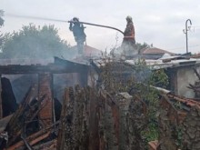 Пожар изпепели къща в близост до Асеновград, не е ясна съдбата на един от обитателите й