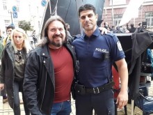 Гонзо облече полицейска униформа