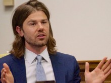 Началник намали своята заплата, за да увеличи тази на служителите си
