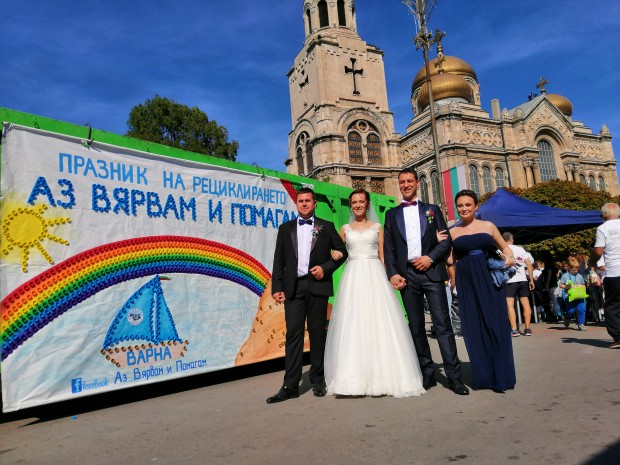 Младоженци шокираха хиляди и предадоха капачки на площада пред Катедралата