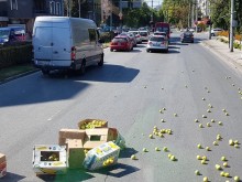 Разпилени ябълки по булевард "Дунав" в Пловдив