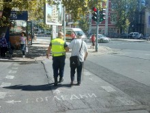 Пловдивски полицай с благороден жест, помогна на възрастен човек