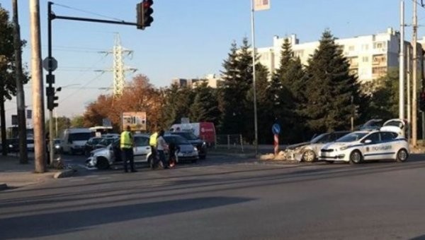 Виждам те КАТ-Варна
Катастрофа между два автомобила блокира тази сутрин кръстовището