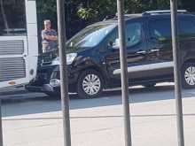 Кола се натресе в автобус от градския транспорт на бул. "Васил Априлов"