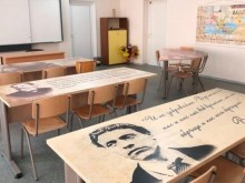 Деца учат върху уникални чинове с ликовете на знаменити българи