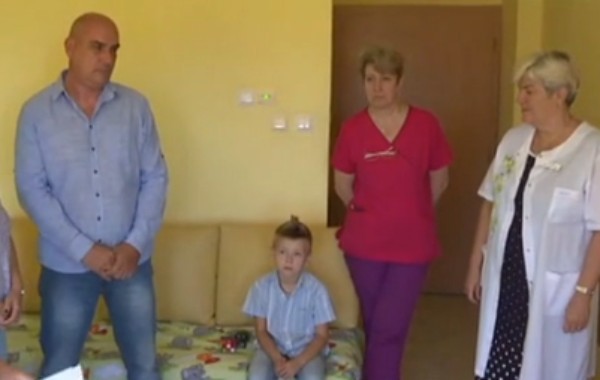 bTV
7-годишният Иван Стариков от три години живее в България, диагностициран