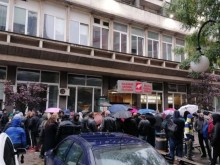 Скандално: Волен щурмува БНТ със скандирания "Кошлуков е мишка"