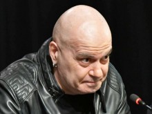 Слави изненада всички и "влезе" в политиката през задния вход