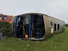 Двуетажен автобус се преобърна във Великобритания, има много пострадали