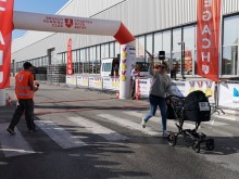 Уникално! Родилка с бебе в количка пробяга 4 км заради благородна кауза