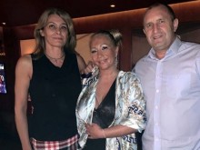 Президентът Радев заведе съпругата си на пиано бар