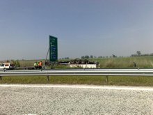 Турски ТИР се преобърна на магистралата край Пловдив