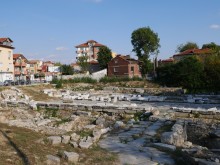 Вандали оскверниха Източната порта