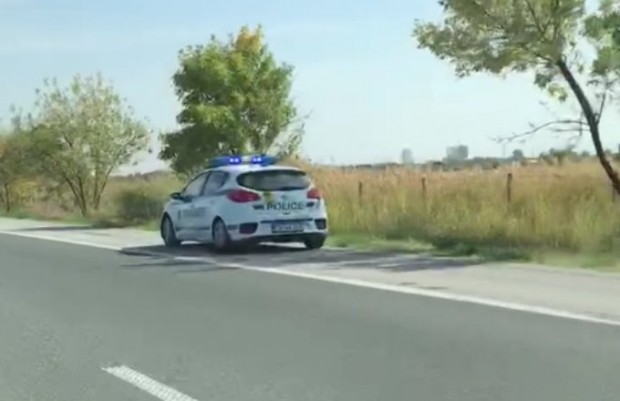 Патрулка в аварийната лента на магистрала "Тракия"