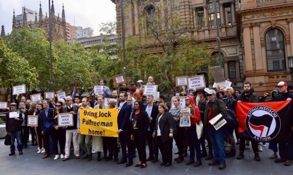 Десетки австралийци се събраха на протест пред сградата на кметството