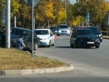 Две коли се удариха на кръгово в "Тракия"