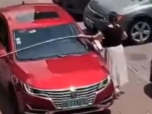 Жена използва ролетка, за да паркира автомобила си