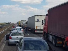 Катастрофа между два камиона на "Тракия" преди отбивката за "Белозем"!