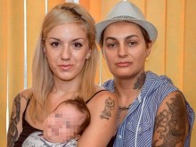 Първото българско бебе с еднополови родители празнува с торта от памперси
