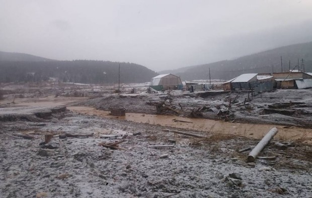 Скъсана дига в златодобивното селище в Красноярския край в Русия