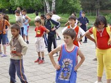 Ученици си организираха надбягване с чували за деня на спорта