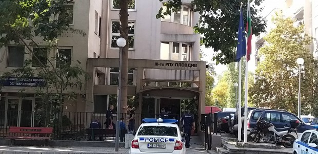 Млад мъж счупи стъкло на патрулка в Пловдив, оплака се от полицейско насилие!