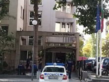 Млад мъж счупи стъкло на патрулка в Пловдив, оплака се от полицейско насилие!