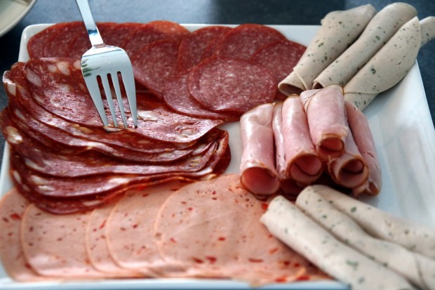 Над 300 кг опасен колбас е установен на пазара у