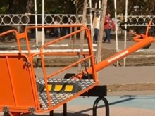 Пловдивчанин измайстори люлка-везна за деца в инвалидна количка