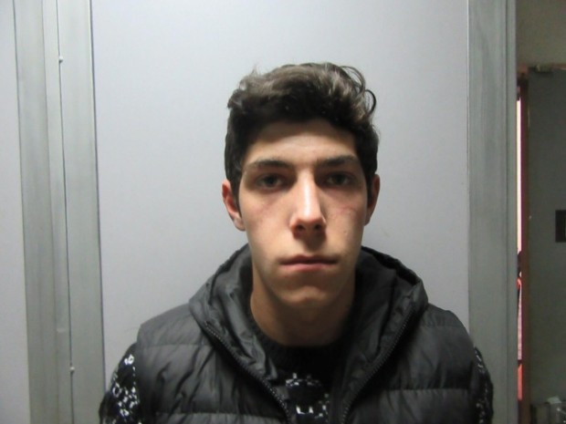 Полицията издирва 18 годишния Мартин Пенчев Шахънски Той е изтърпявал присъда по