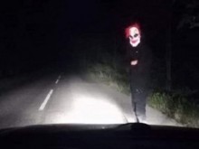 Полицаи търсят страшния клоун, който плаши шофьори нощем