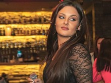 Щерката на Глория води тежка битка
