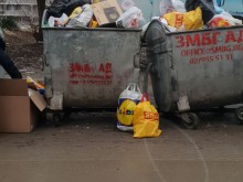 Младежи върлуват из София, преобръщат кофи за смет