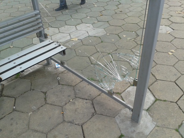 Френски турист потроши автобусна спирка във Варна