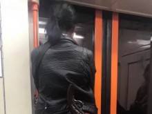 Мадама шашна пътниците в софийското метро с пищов в панталона