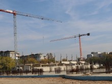 Два месеца след рестарта на Колежа! Крановете не мърдат, само четирима работници на обекта