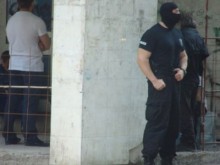 Младеж замеря гаджето с чинии, тя забърка скандално отмъщение