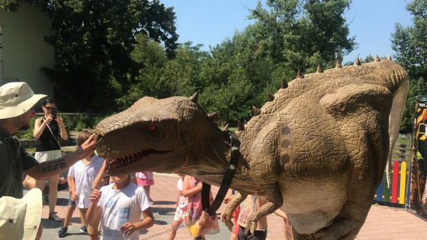 Интерактивен динозавър дълъг 4 метра хорър шоу с гигантски сапунени