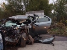 Страшна гледка! Автомобил остана без предница след челен удар
