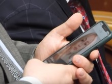 Скандал! Спипаха депутат да си пише с проститутка на пленарно заседание