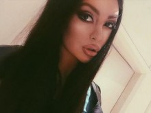 Дъщерята на фолк певица се обезобрази, заприлича на чалга ветеранка
