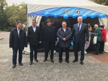 Здравко Димитров разговаря с граждани на Пловдив при централната предизборна шатра на Главната