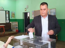 С цветя и аплодисменти посрещнаха Костадин Язов при гласуването му в "Южен"