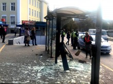Ужас на автобусна спирка, млад шофьор помете трима